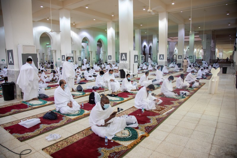 



 حجاج في ساحة مسجد نمرة يبتهلون إلى الله بالدعاء.