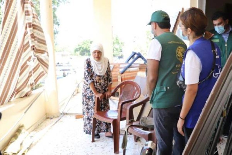 فرق مركز الملك سلمان  خلال تقديمهم المساعدات الإغاثية لمتضرري مرفأ بيروت.  (واس)