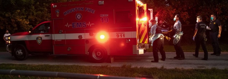 



نقل مصاب بكوفيد-19 لسيارة إسعاف في هيوستن.