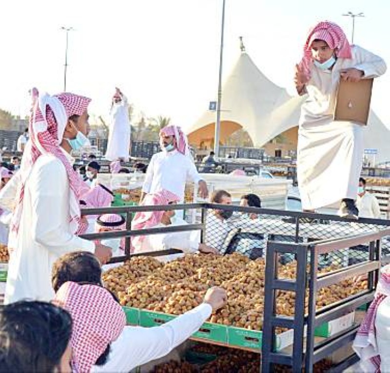 متعاملون يقبلون على الشراء بمهرجان تمور بريدة.