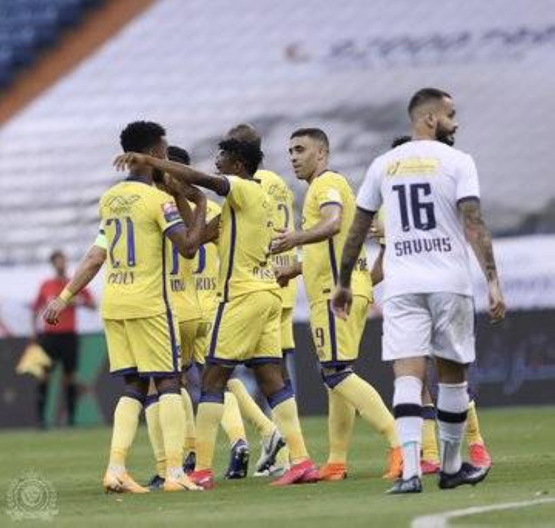 لاعبو النصر يحتفلون بأحد أهدافهم في مرمى العدالة.