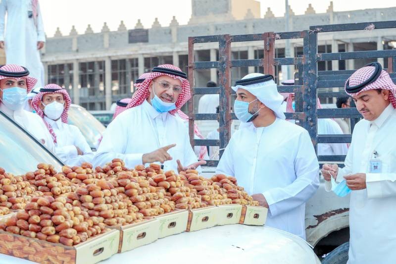 النقبي يطلع على أصناف التمور في مهرجان بريدة.(عكاظ)