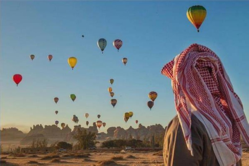 مهرجان المناطيد المتوهجة في العلا