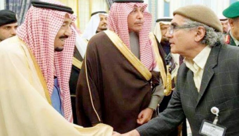 الملك سلمان بن عبدالعزيز مصافحا الخيون لدى استقباله للمثقفين في أحد مهرجانات الجنادرية.