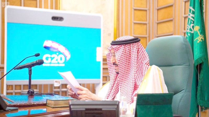 



خادم الحرمين الشريفين الملك سلمان بن عبدالعزيز مخاطباً قادة العالم في القمة الاستثنائية في مارس الماضي. (عكاظ)