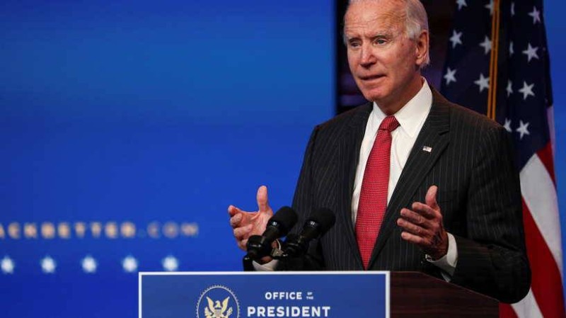 U.S. President-elect Joe Biden speaks to reporters following an online meeting with members of the National Governors Association (NGA) executive committee in Wilmington, Delaware, U.S., November 19, 2020. REUTERS/Tom Brenner