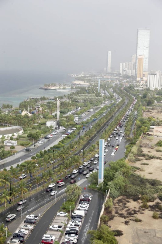 هطلت أمطار متوسطة وغزيرة على أجزاء متفرقة في جدة، فيما لم تسجل أي حوادث.