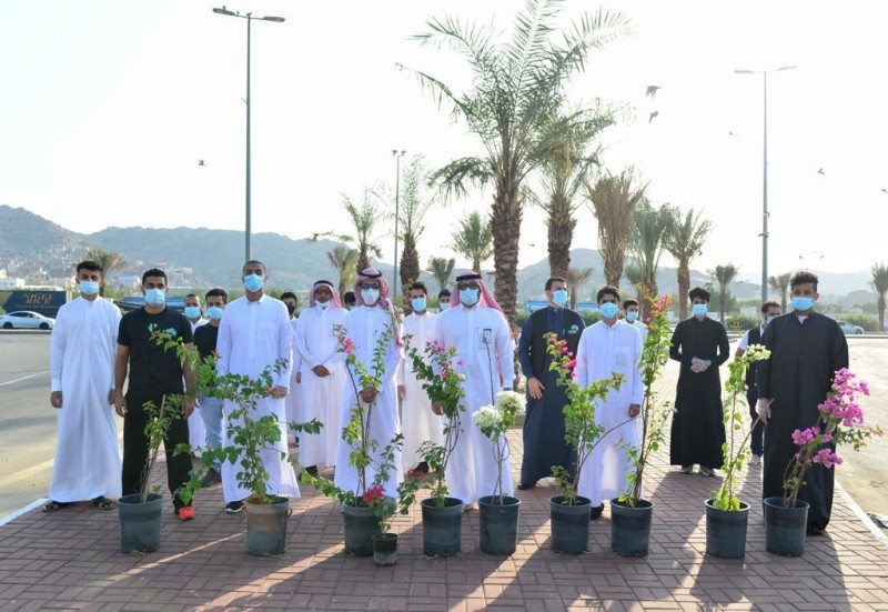 



عدد من الجامعيين المشاركين في زراعة النباتات والزهور.