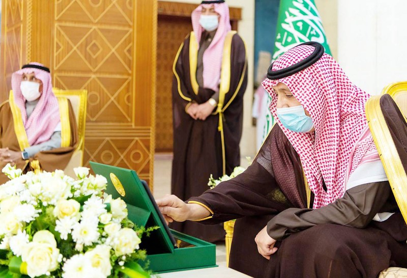 



الأمير حسام بن سعود مدشنا موسوعة الأدب الشفاهي والطب الشعبي.