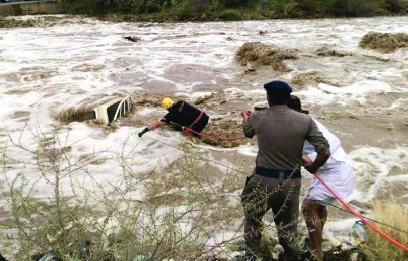 



رجال الدفاع المدني خلال إنقاذ محتجز في السيول.