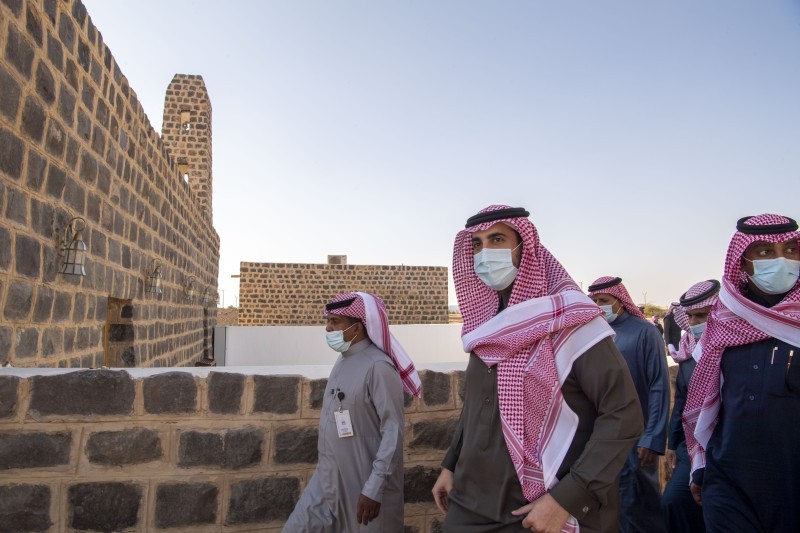 الأمير فيصل بن نواف خلال زيارته التفقدية للمسجد التاريخي.