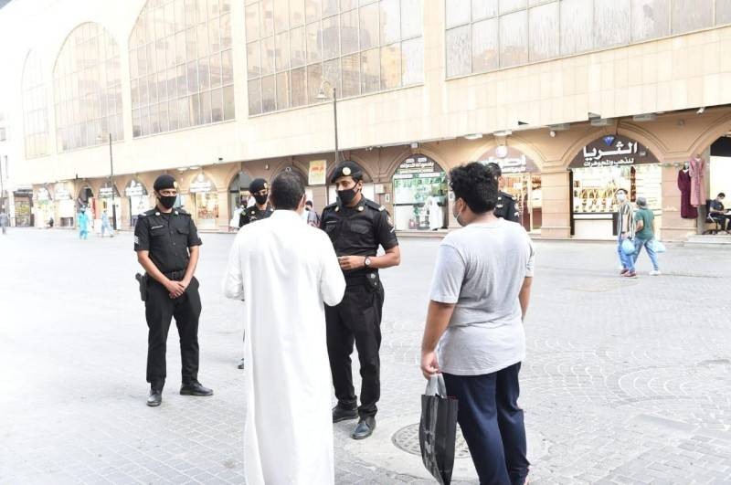 



رجال أمن في إحدى جولاتهم الأمنية بجدة.