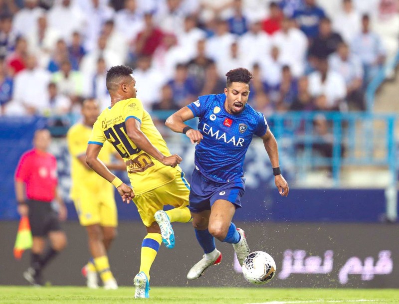 



لقاء سابق جمع الهلال بالتعاون في الدوري. (عكاظ)