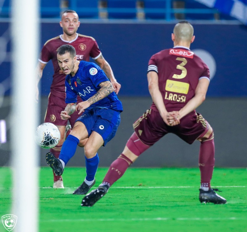 الهلال يسعى لتعزيز صدارته بنقاط الفيصلي.