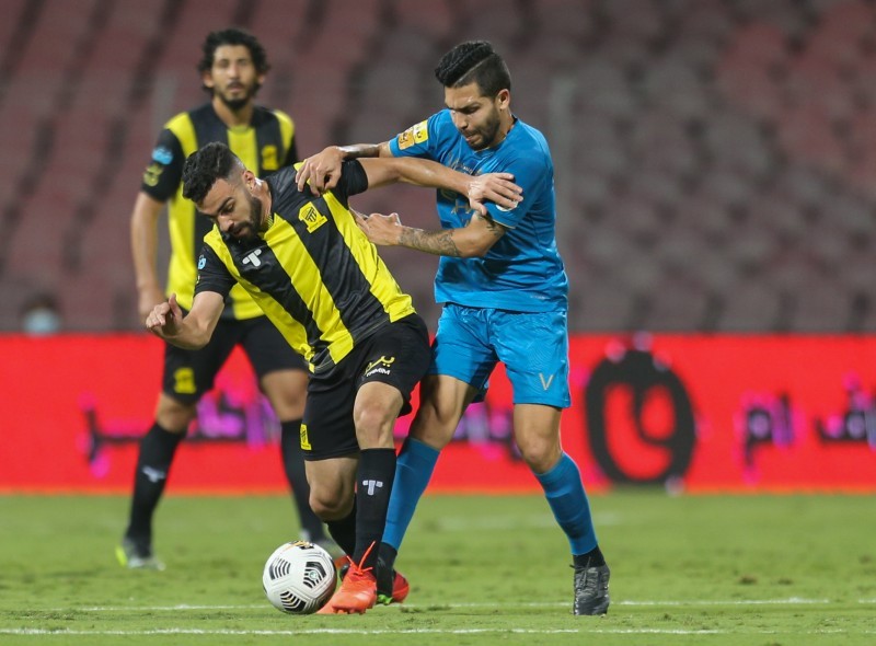 



صراع برازيلي على الكرة بين لاعب النصر بيتروس والاتحادي هنريكي في اللقاء الذي جمعهما أمس.