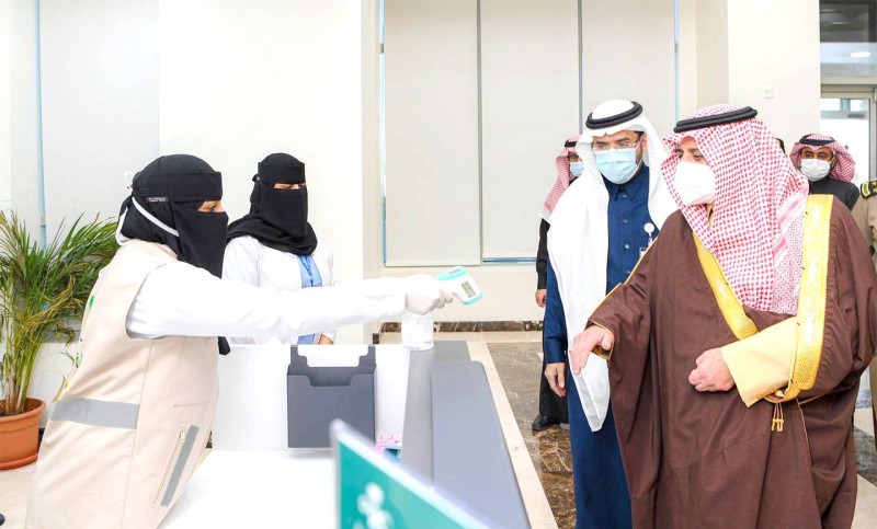 



الأمير فهد بن سلطان يخضع لقياس درجة الحرارة قبل انطلاق جولته بمركز اللقاحات.