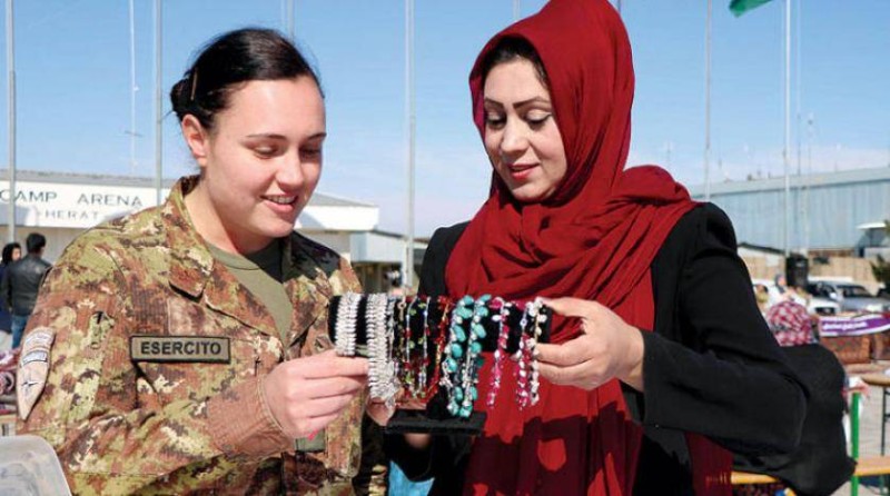 



جندية أمريكية تشاهد بعض المقتنيات الأفغانية.
