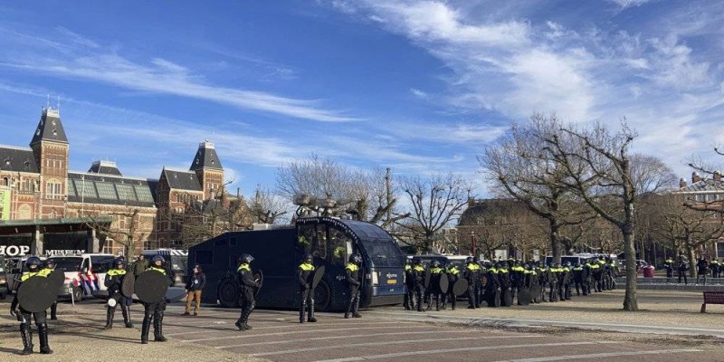 



الشرطة الهولندية لا تزال تواجه المناهضين للإغلاق.