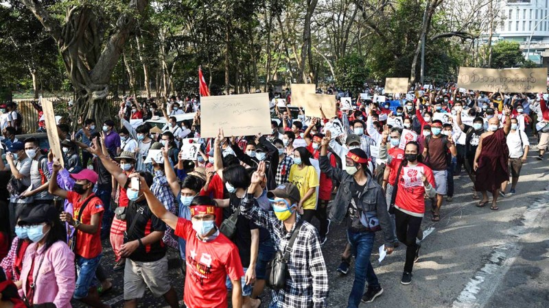 



محتجون في بورما يرفعون لافتات ضد الانقلاب.