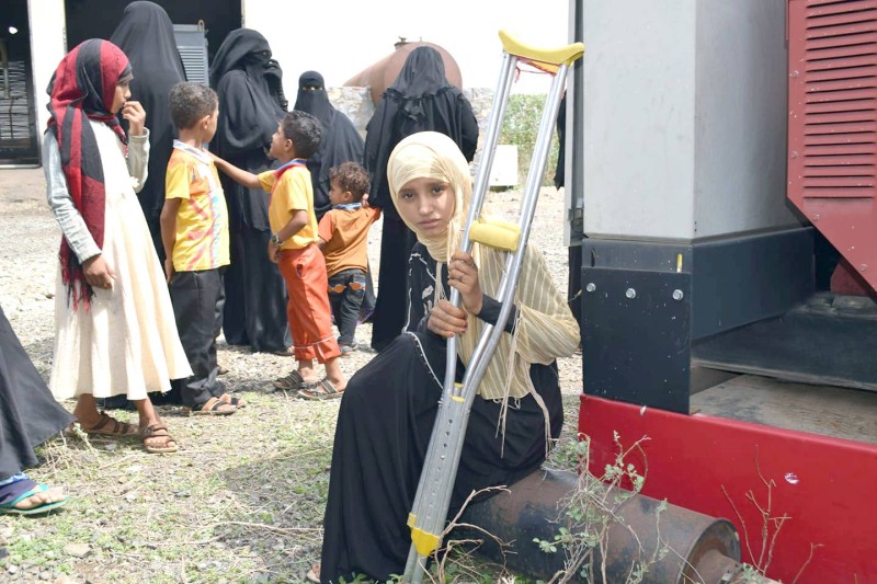 



شابة معاقة تعرض منزلها لقذيفة حوثية.