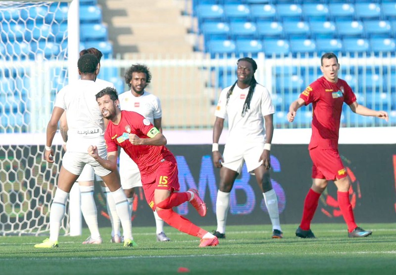 قائد ضمك فاروق شافعي ينطلق فرحا بعد تسجيله هدف التفوق في مرمى الهلال.