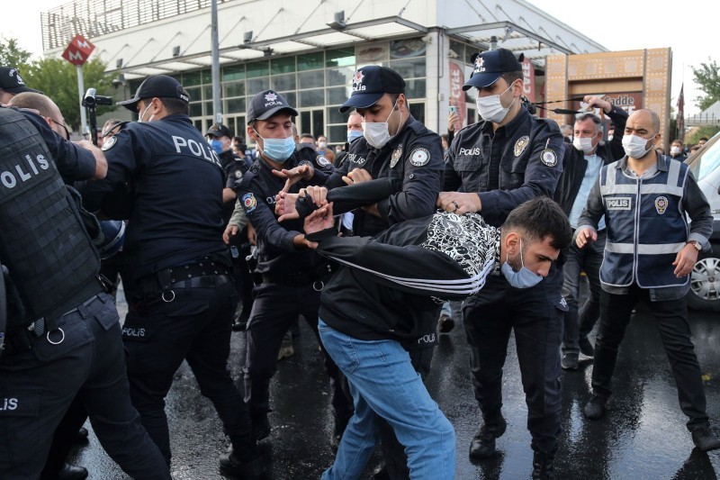 



أجهزة أردوغان تمارس القمع والاعتقال اليومي.