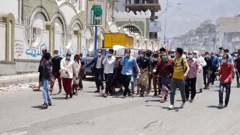 يمنيون يشيعون الصحفي العزاني المتوفى بفايروس كورونا دون إجراءات احترازية.