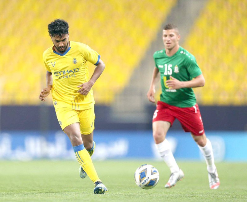 



لاعب النصر خالد الغنام في قيادة هجمة على مرمى الوحدات. (تصوير: علي الغامدي)