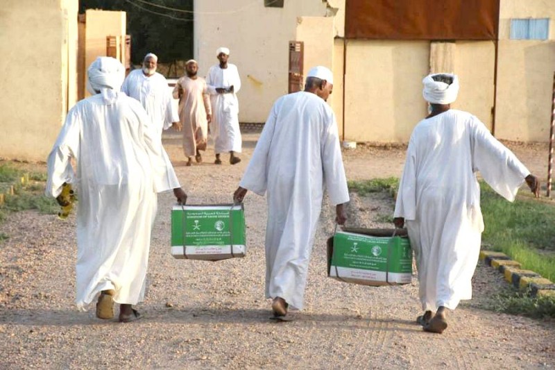 



مركز الملك سلمان للإغاثة يوزع سلالاً غذائية رمضانية للأسر الأشد احتياجاً في عدد من الولايات بجمهورية السودان.