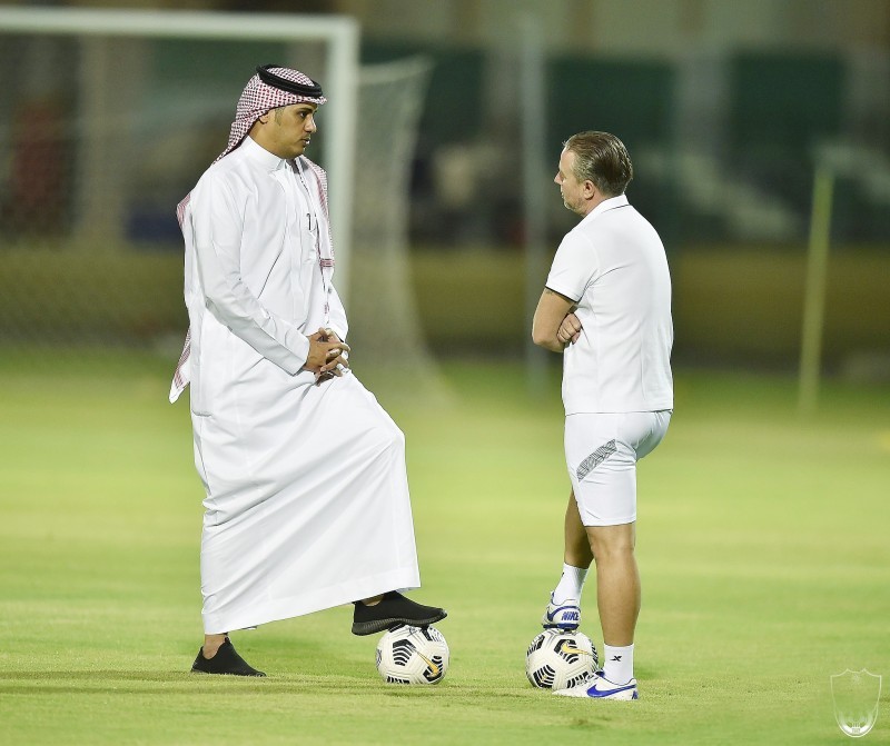 



المدير التنفيذي لكرة القدم في الأهلي موسى المحياني في اجتماع مع المدرب ريجيكامب.