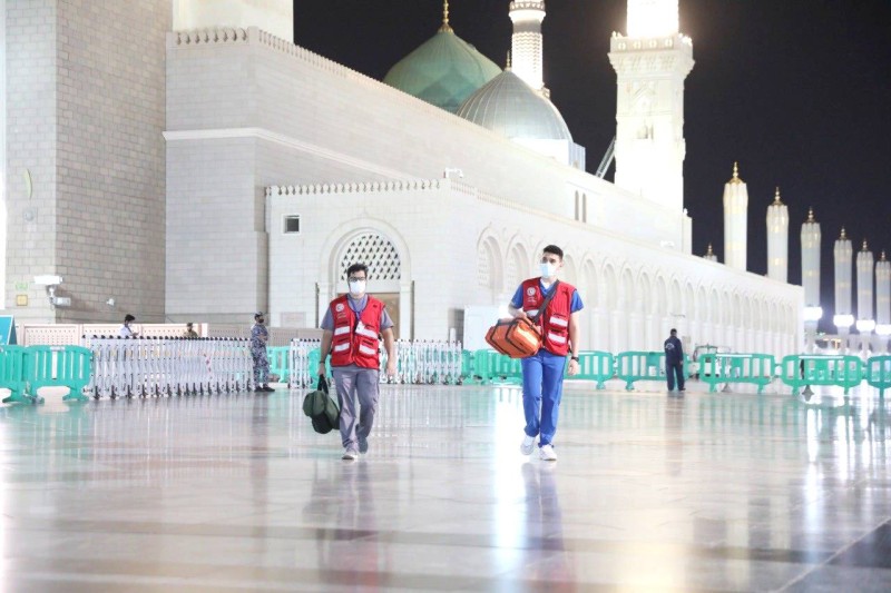 



متطوعان في خدمة زائري المسجد النبوي الشريف.