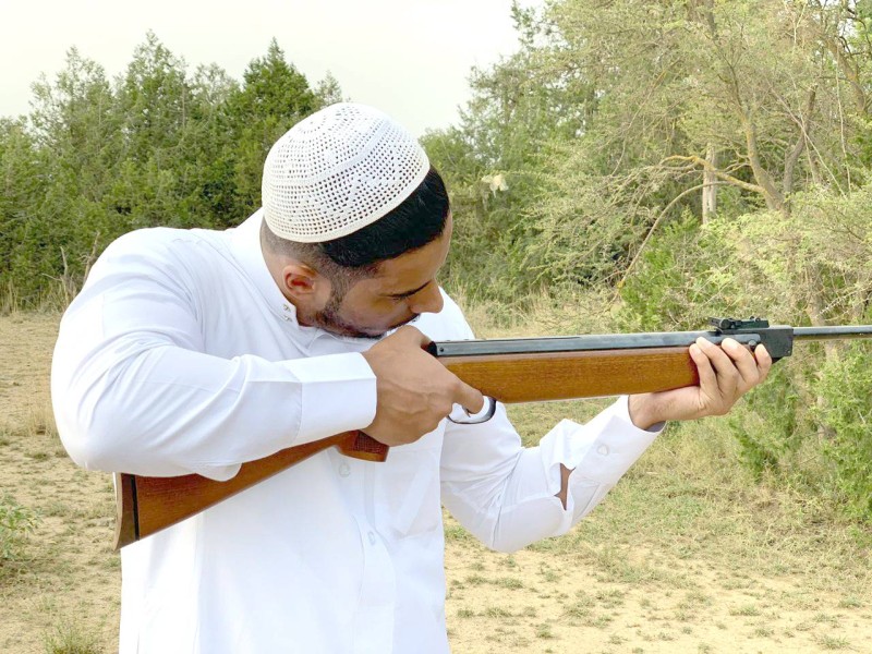 



شاب يجهز بندقيته لرمي «الشارة». (تصوير: محمد الزهراني)