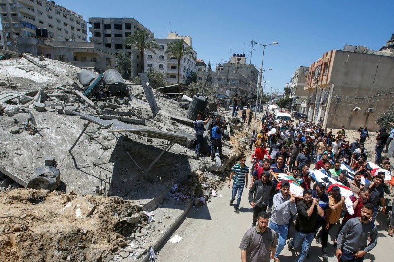 فلسطينيون يشيعون ضحايا العدوان الإسرائيلي.