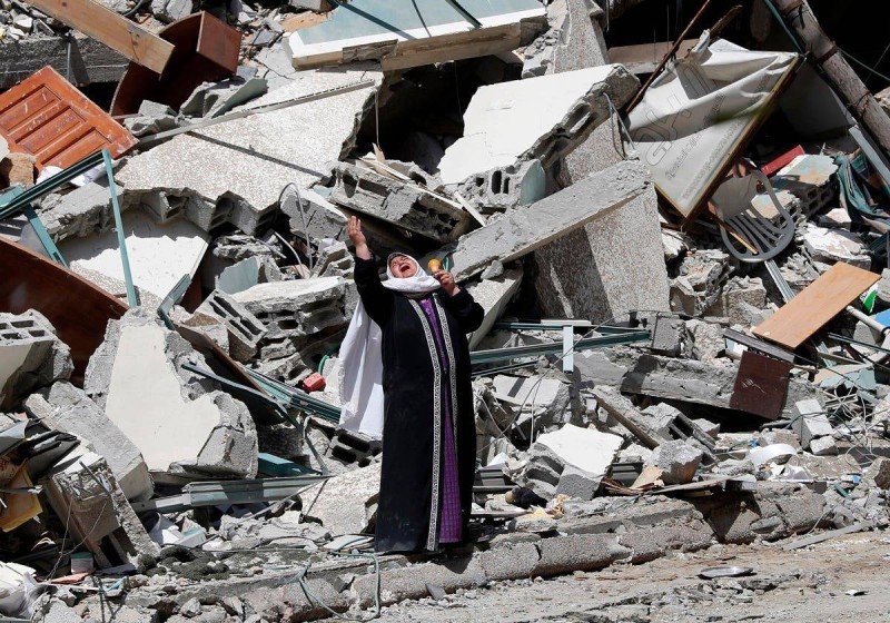 فلسطينية تصرخ أمام منزلها الذي دمرته إسرائيل.