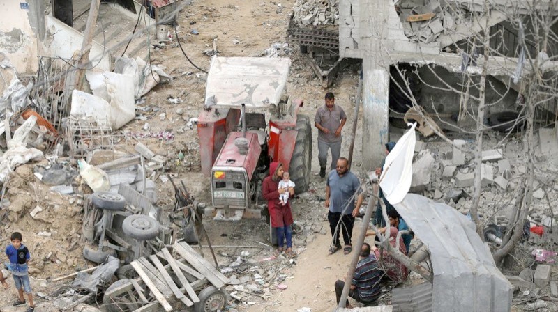 فلسطينيون يعودون إلى منازلهم المدمرة.