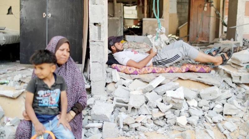 



غزاويون يعودون إلى مساكنهم المدمرة.