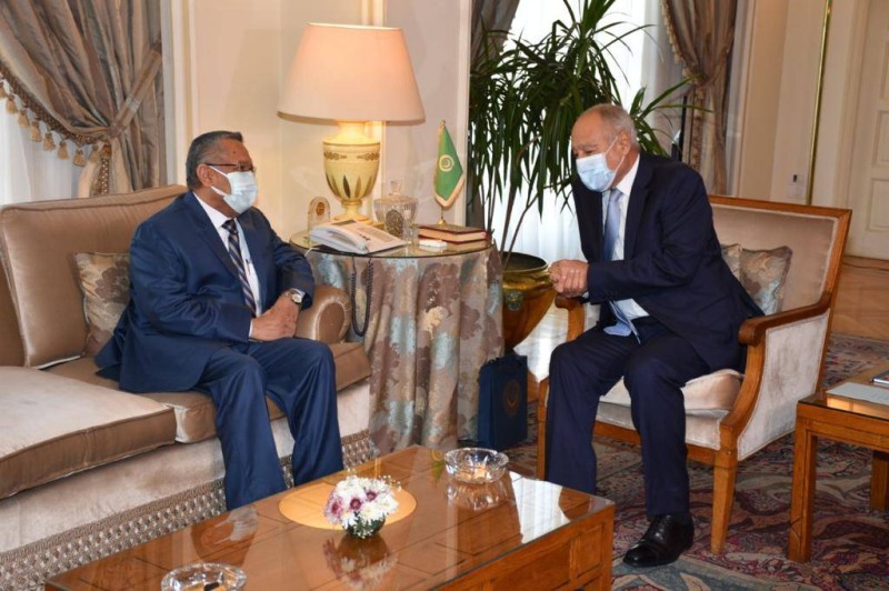 أبوالغيظ ملتقيا رئيس مجلس الشورى اليمني.