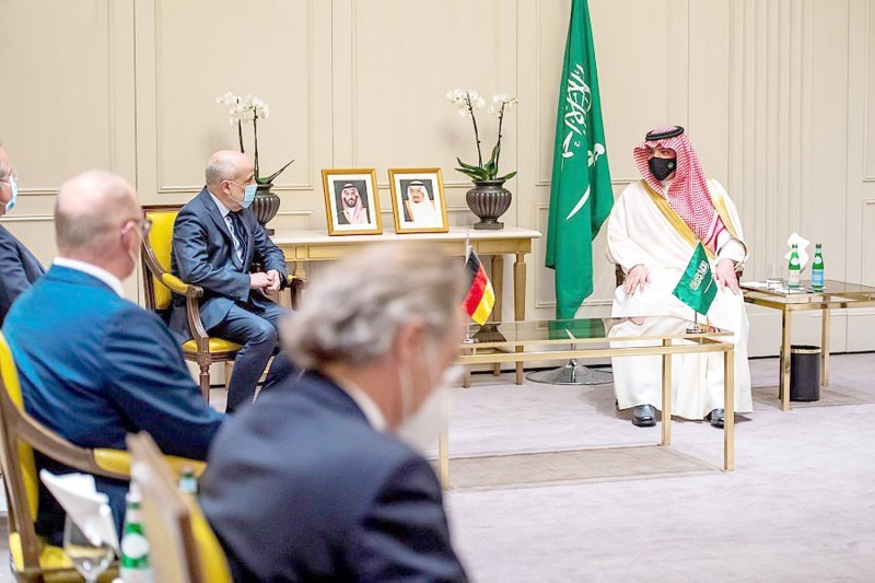 



الأمير عبدالعزيز بن سعود خلال لقائه وزير الدولة بوزارة الداخلية الألمانية الدكتور ماركوس كيربر. (واس)