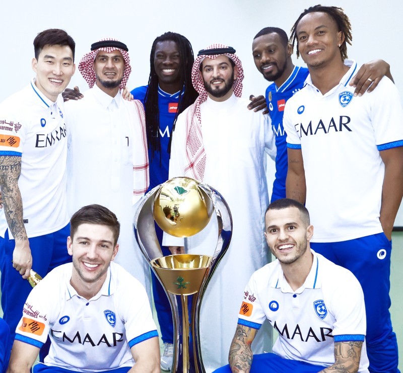 



رئيس الهلال فهد بن نافل والجهاز الإداري واللاعبون الأجانب مع كأس الدوري. (المركز الإعلامي)