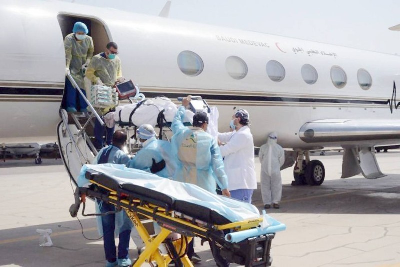 



الإخلاء الطبي الجوي خلال نقل المواطن المصاب.  (واس)