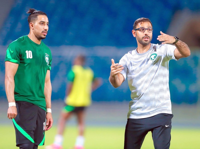 



المدرب سعد الشهري وسالم الدوسري أثناء مران الأخضر الأولمبي. (اتحاد القدم)