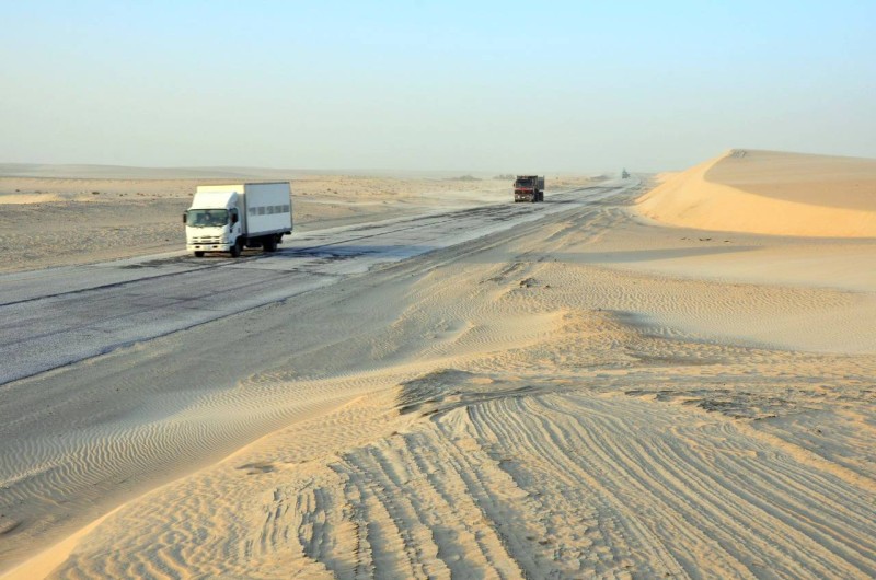 طريق العقير الشمالي يُنتظر تحوله إلى طريق مزدوج حفاظاً على الأرواح.. وفي الإطار آثار التهالك الذي أصاب الطريق. (تصوير: المحرر)