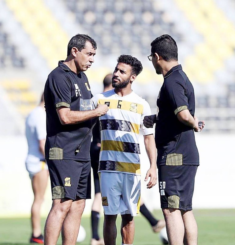 



لاعب الاتحاد السميري يستمع لتوجيهات المدرب في تدريب سابق.   (نادي الاتحاد)