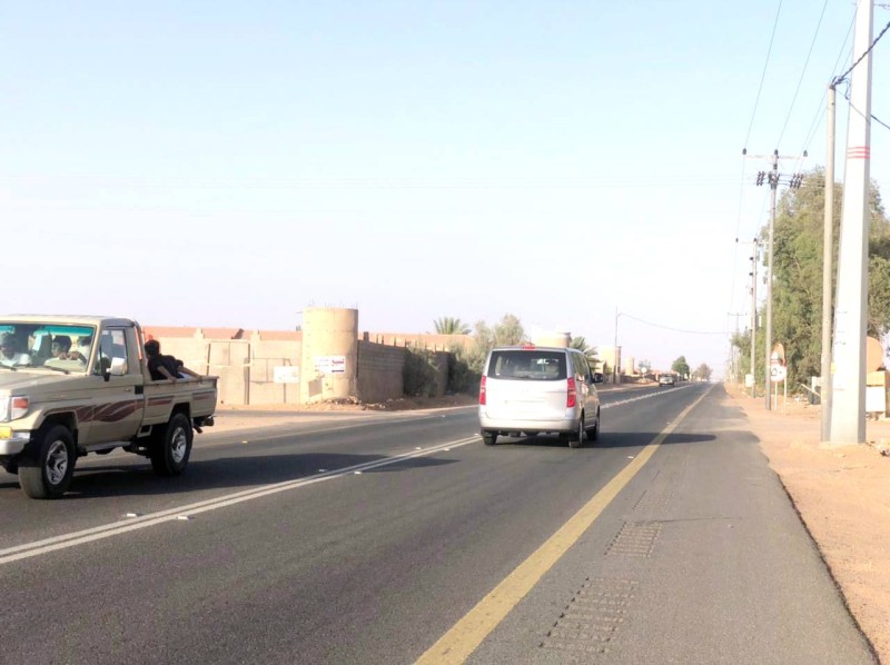 



الأهالي ينتظرون الشروع في ازدواجية الطريق ذي المسار الواحد. (تصوير: المحرر)