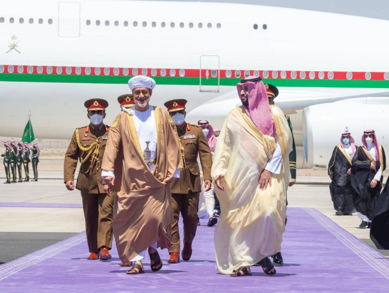 



الأمير محمد بن سلمان يرحب بسلطان عُمان. (واس)