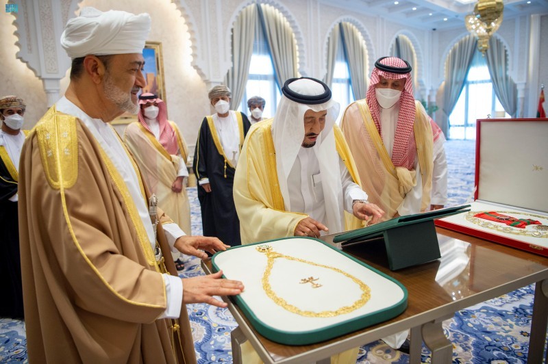 



 خادم الحرمين الشريفين يقدم قلادة الملك عبدالعزيز تقديراً لسُلطان عُمان.  (واس)
