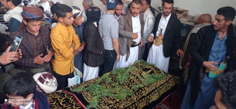 يمنيون يلقون النظرة الأخيرة على جثمان مفتي اليمن.