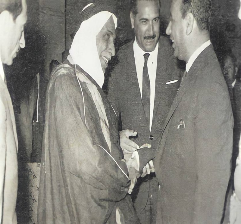 العقيل يصافح المشير عبدالسلام عارف خلال زيارة الأخير للبصرة عام 1966م