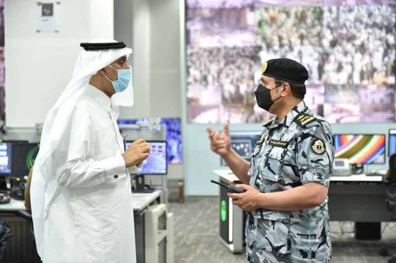 



اللواء محمد البسامي يشرح للزميل فهيم الحامد طبيعة عمل المركز. (عكاظ)