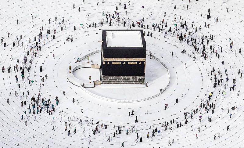 



صورة التقطت لطائفين حول الكعبة المشرفة. (تصوير: نبيلة أبو الجدايل)